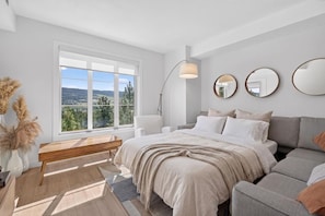 Iron/ironing board, travel cot, free WiFi, bed sheets - Mountain View Condo w Pool, Hot Tub & Golf Nearby 2318 (Kelowna)