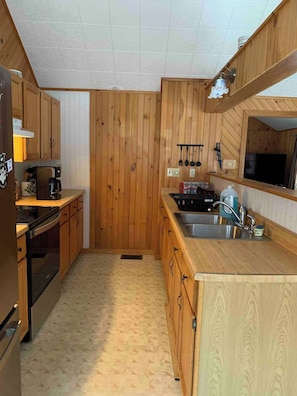 Private kitchen - Woodland Getaway Near Rivers, Ponds and Waterfalls (Andover)