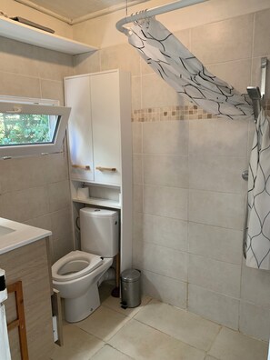 Haartrockner, Handtücher, Toilettenpapier