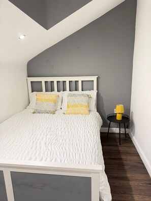 2 quartos, ferros/tábuas de passar roupa, Wi-Fi, roupa de cama