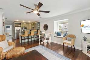Smart TV, books - Private Gulf-View Deck · 2 Min to Beach · Pools (Port St Joe)