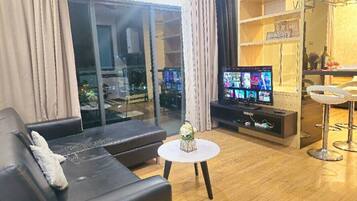 Luxury Condo, 1 Queen Bed, City View | Interior