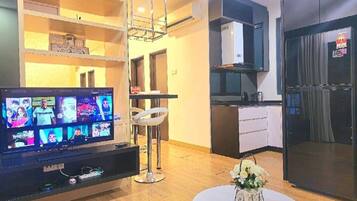 Luxury Condo, 1 Queen Bed, City View | Interior