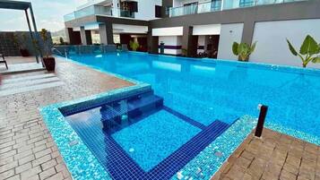2 outdoor pools