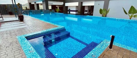 2 outdoor pools
