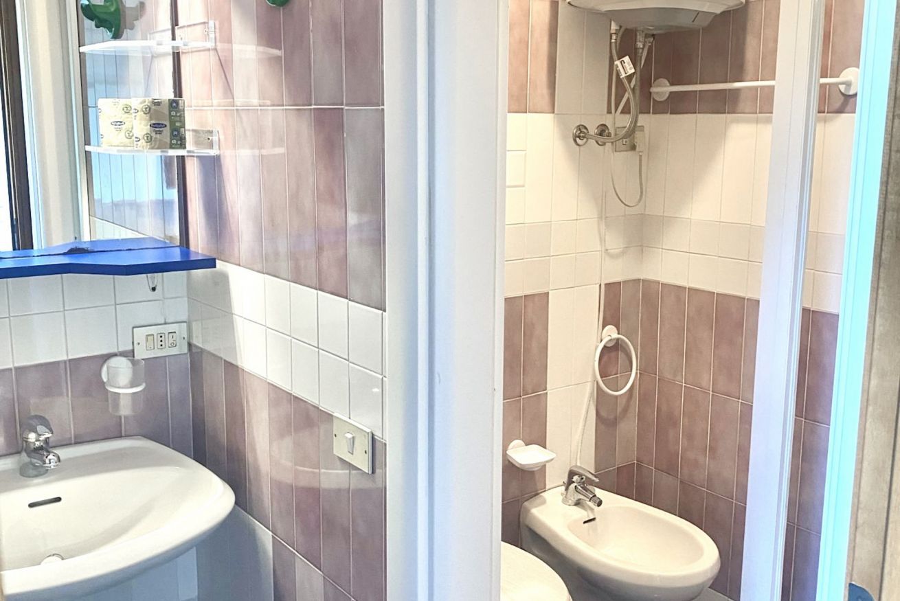 Ein Badezimmer mit Waschbecken, Bidet und Dusche.