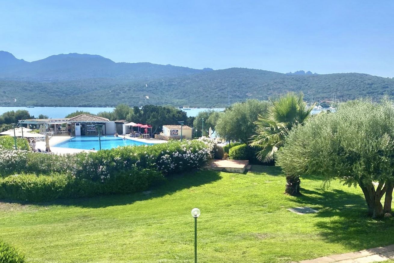 Un espace piscine offrant une vue sur les montagnes et un ciel dégagé.