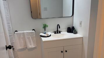 Haartrockner, Handtücher, Seife, Toilettenpapier