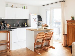 Kaffetrakter/tekoker, kjøleskap, mikrobølgeovn og ovn