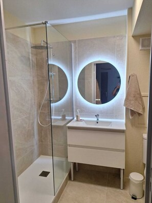 Dusche, Haartrockner, Handtücher
