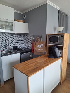 Wasserkocher mit Kaffee-/Teezubehör, Kühlschrank, Mikrowelle