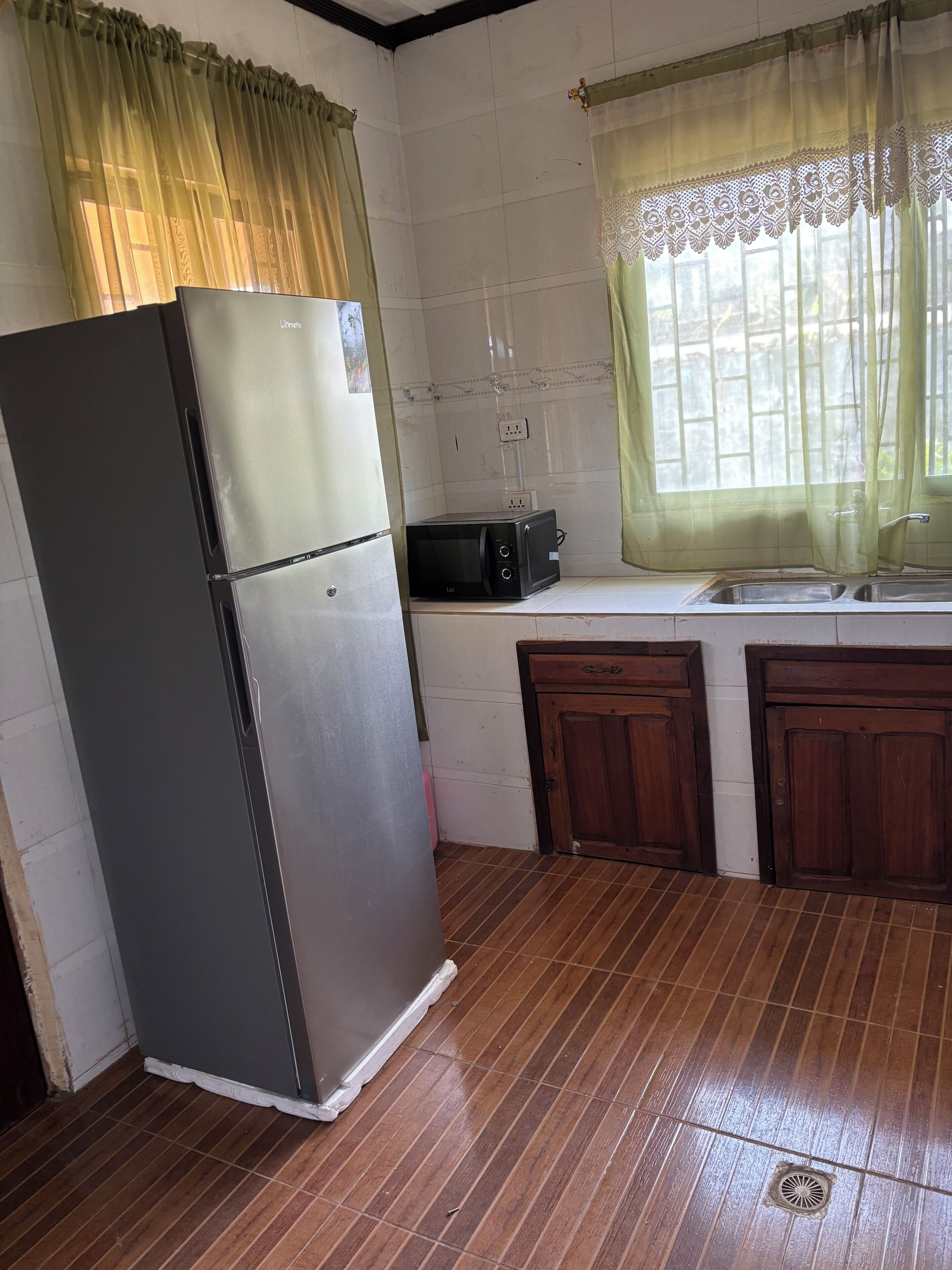 Nevera en la zona común y microondas en la zona común