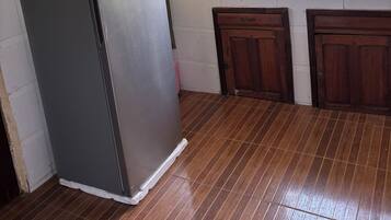 Nevera en la zona común y microondas en la zona común