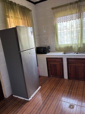 Tủ lạnh, lò vi sóng 
