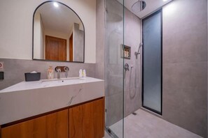 Villa Comfort | Bagno | Doccia, set di cortesia gratuito, asciugacapelli, asciugamani