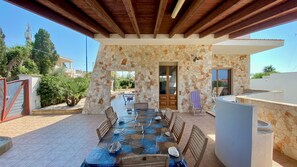 Outdoor dining - Vrbo Property (Torre Suda)