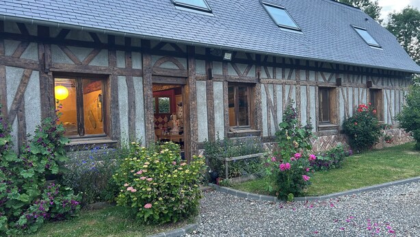 A traditional half-timbered house with a gravel driveway and a garden with flowers. - A family home between the sea and the countryside! (Sainte-Agathe-d'Aliermont)