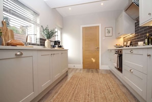 Fridge, microwave, oven, stovetop - Bright 2-Bed Garden Flat, Central Guildford (Surrey)