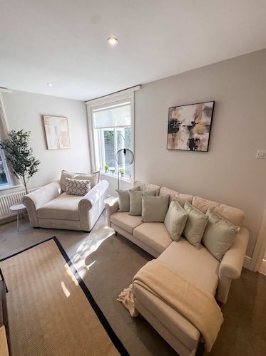 Bright 2-Bed Garden Flat, Central Guildford