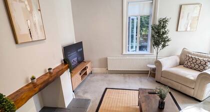 Bright 2-Bed Garden Flat, Central Guildford