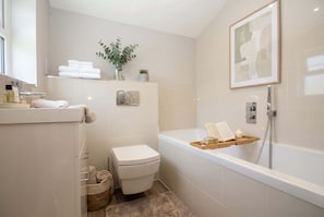 Shower, hair dryer, towels, shampoo - Bright 2-Bed Garden Flat, Central Guildford (Surrey)