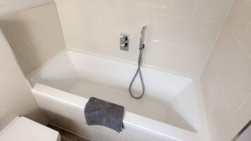 Doccia, asciugacapelli, asciugamani, shampoo