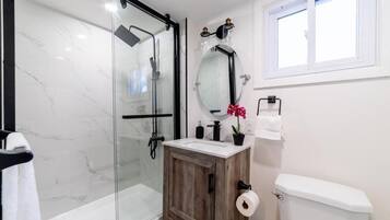 Douche, séchoir à cheveux, serviettes fournies, savon