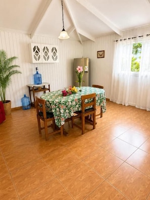 Kamar Double atau Twin Keluarga, patio, pemandangan kebun | Tempat makan