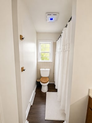 Shower, hair dryer, towels, toilet paper - The Lucky Grove in Kings Mountain near Two Kings Casino (Kings Mountain)