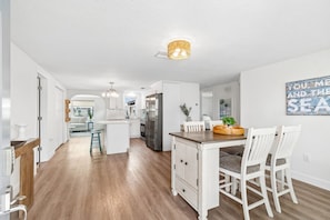 Dining - Waterfront Escape/Pool, Kayaks & Gulf Access (Hudson)