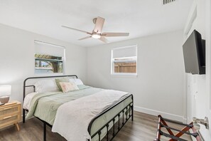 3 bedrooms, iron/ironing board, WiFi, bed sheets - Waterfront Escape/Pool, Kayaks & Gulf Access (Hudson)