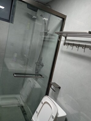 Bidet, towels, soap, toilet paper - Kilimani Apartment minutes away from the westlands, China town and Nairobi's CBD (Nairobi)