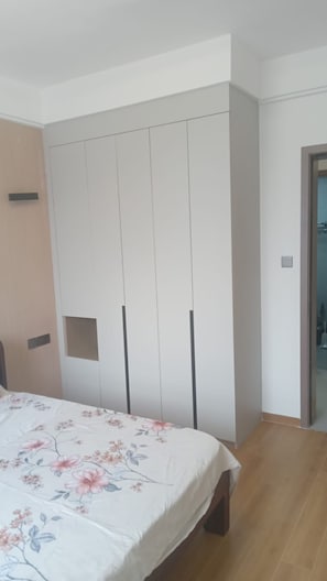 Iron/ironing board, WiFi - Kilimani Apartment minutes away from the westlands, China town and Nairobi's CBD (Nairobi)