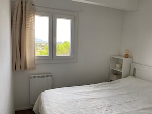Iron/ironing board, Internet, bed sheets - One-bedroom apartment with a pool and a beautiful view (Fréjus)
