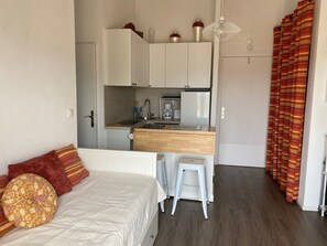 Interior - One-bedroom apartment with a pool and a beautiful view (Fréjus)