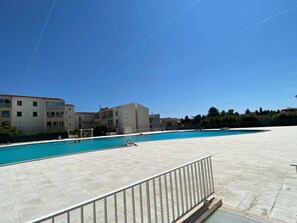 Pool - One-bedroom apartment with a pool and a beautiful view (Fréjus)