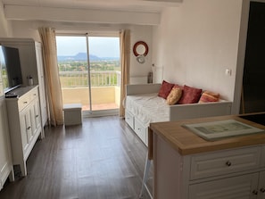 Living area - One-bedroom apartment with a pool and a beautiful view (Fréjus)
