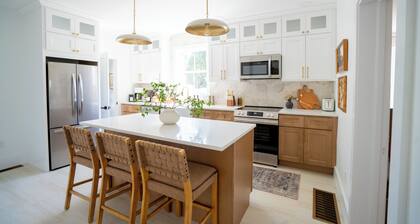 Newly remodeled modern home by scenic riverwalk 3 min to LLWS