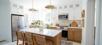 Newly remodeled modern home by scenic riverwalk 3 min to LLWS