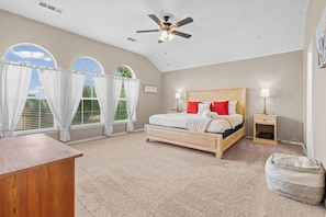Desk, iron/ironing board, travel cot, free WiFi - Hammock, Backyard, Play Room 4BR in Roanoke, TX (Roanoke)