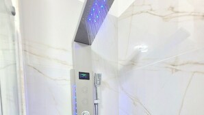 Ducha, secador de pelo, bidet, toallas
