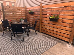 Outdoor dining - The Heart of Huntingdon. Gorgeous 4-bedroom house with character, in Huntingdon. (Huntingdon)