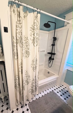 Shower, towels, toilet paper - The Heart of Huntingdon. Gorgeous 4-bedroom house with character, in Huntingdon. (Huntingdon)