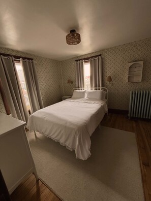 Free WiFi, bed sheets - The Heart of Huntingdon. Gorgeous 4-bedroom house with character, in Huntingdon. (Huntingdon)