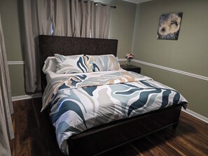 Iron/ironing board, WiFi, bed sheets - Beautiful 4-bedroom AC apartment on the border of Wauwatosa and Brookfield. (Wauwatosa)