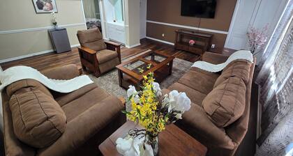Beautiful 4-bedroom AC apartment on the border of Wauwatosa and Brookfield.