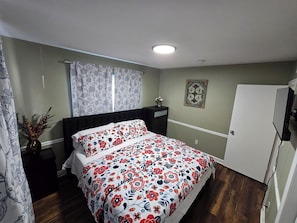 Iron/ironing board, WiFi, bed sheets - Beautiful 4-bedroom AC apartment on the border of Wauwatosa and Brookfield. (Wauwatosa)