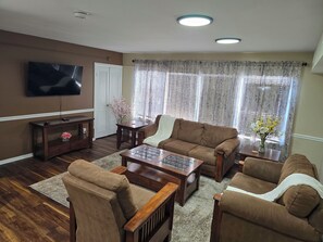 Living area - Beautiful 4-bedroom AC apartment on the border of Wauwatosa and Brookfield. (Wauwatosa)