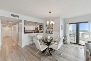 Dining - 😎🏄🌞Bright and Sunny Oceanfront | Seascape Towers 425🏖️🌞🐳 (New Smyrna Beach)