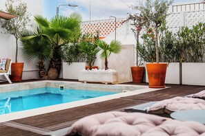 Seasonal outdoor pool, open 8:30 AM to 8:00 PM, pool loungers - CASAROSA Guesthouse Alentejo (Viana do Alentejo)